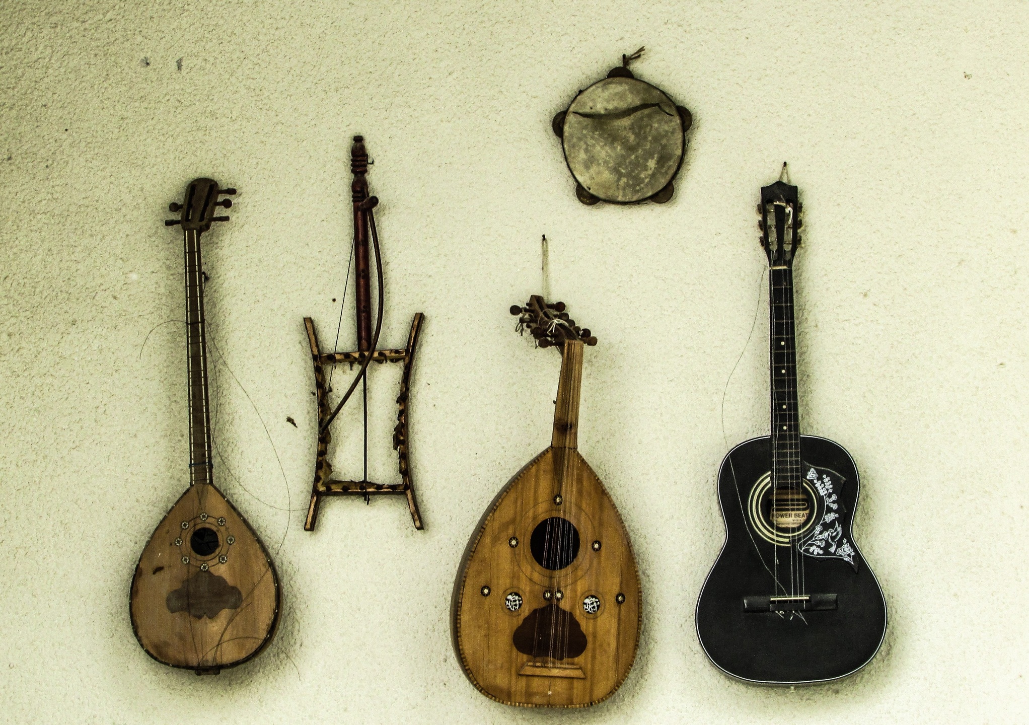Instruments de musique à corde accrochés sur un mur.