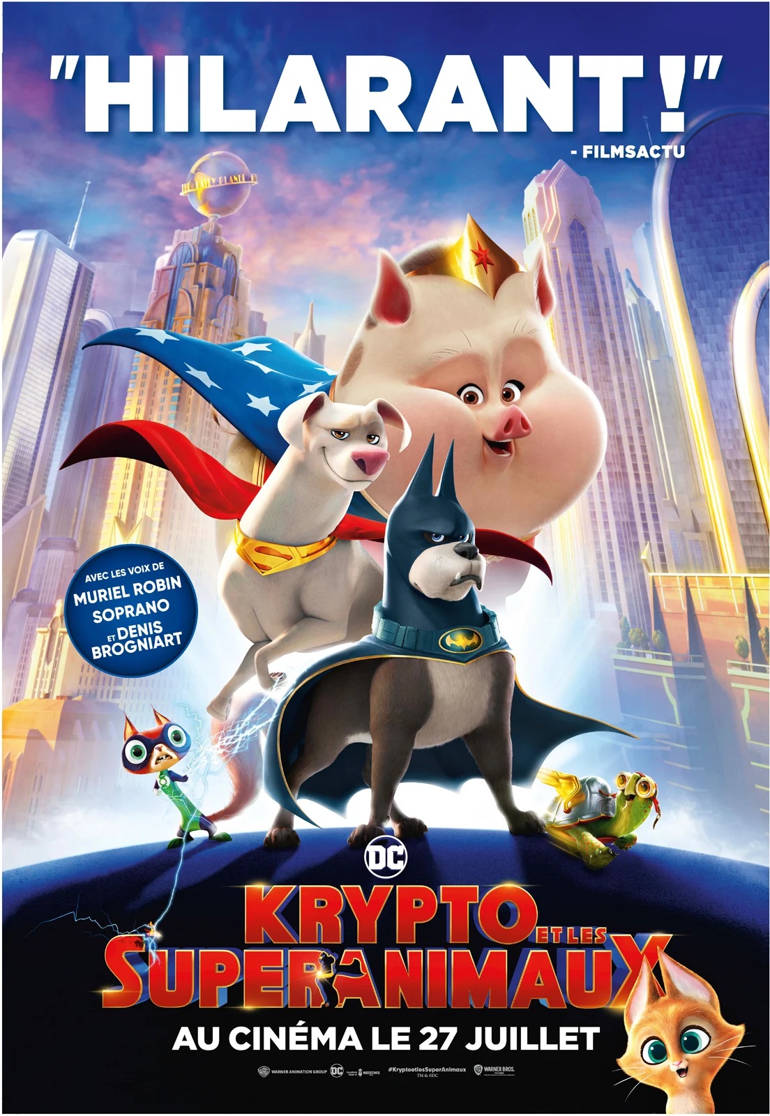 Trois chiens personnifiant des super héros comme Batman, Wonder-Woman et surhomme se tiennent fièrement devant les gratte-ciel d'un centre-ville.