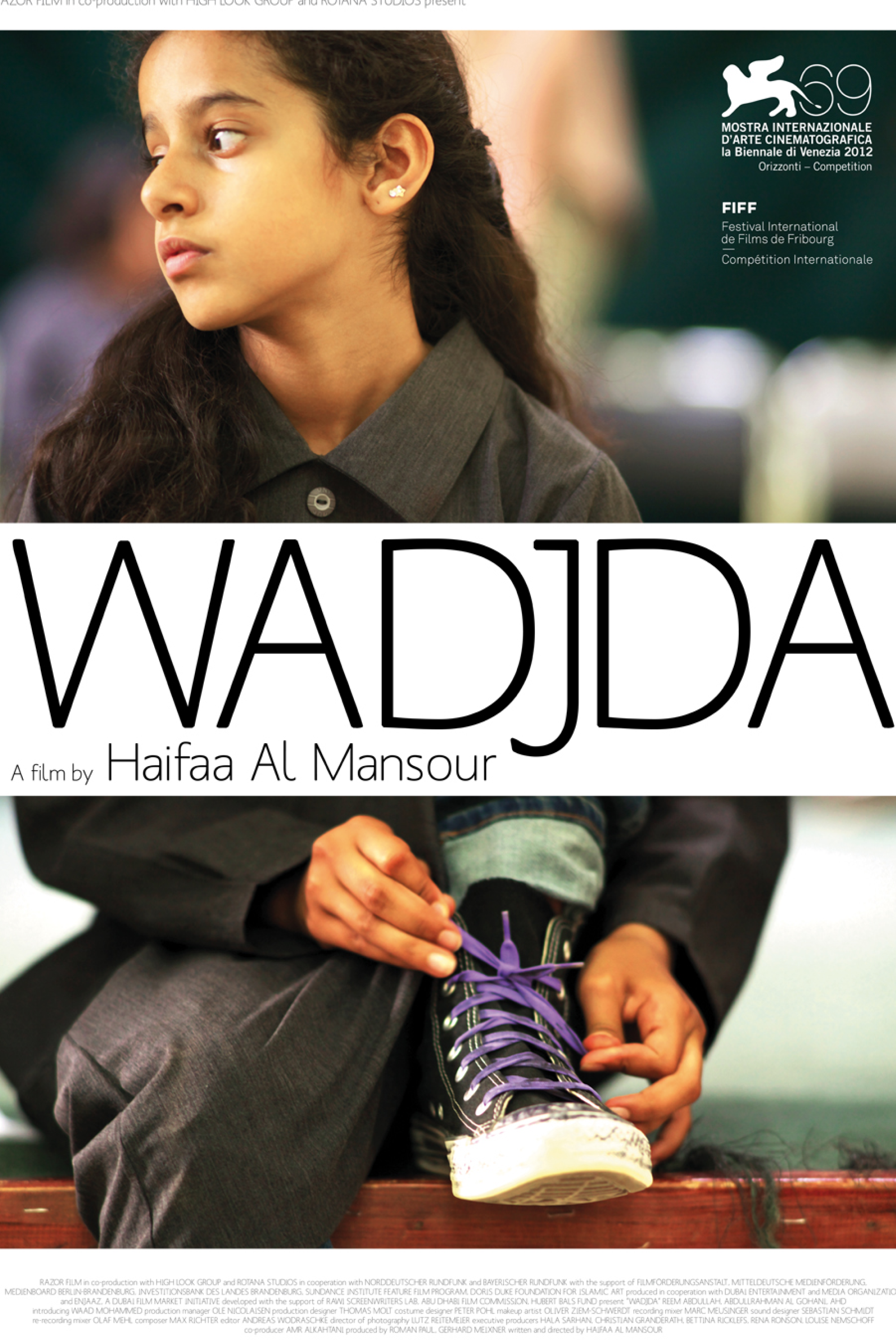 Une jeune fille qui noue les lacets mauves de ses chaussures.