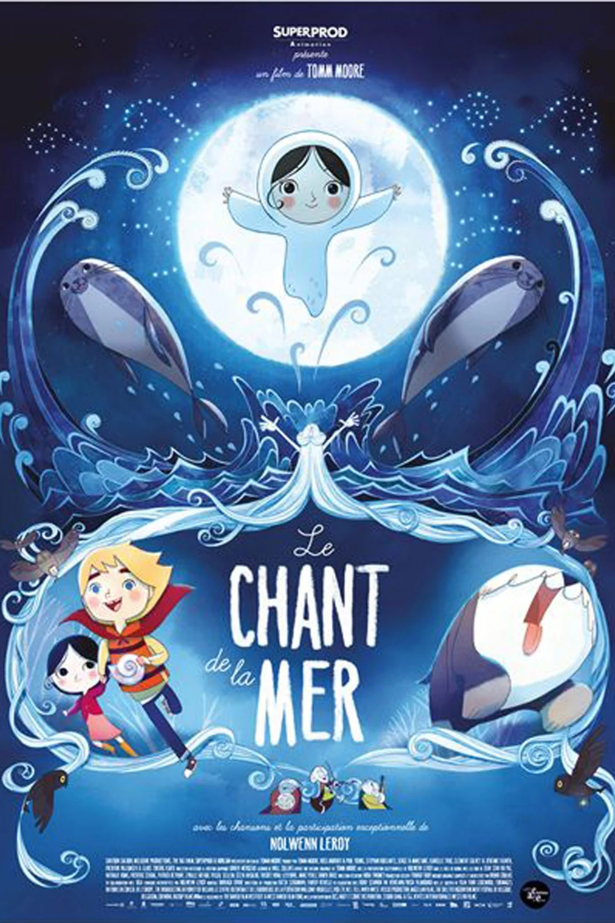 Une jeune fille et deux phoques bondissent hors de l'eau.