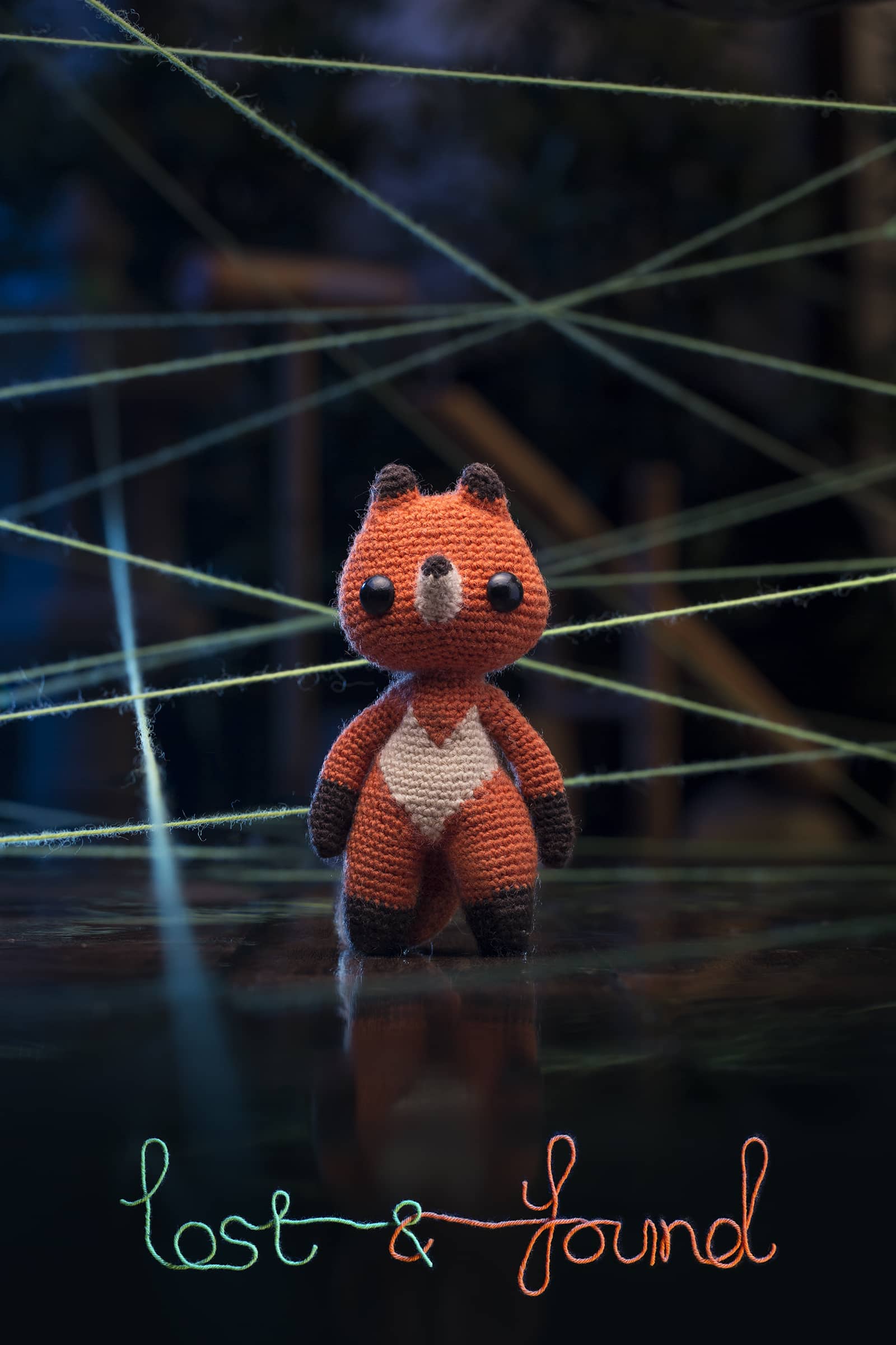 Une renarde fait au crochet, avec en arrière plan des fils.