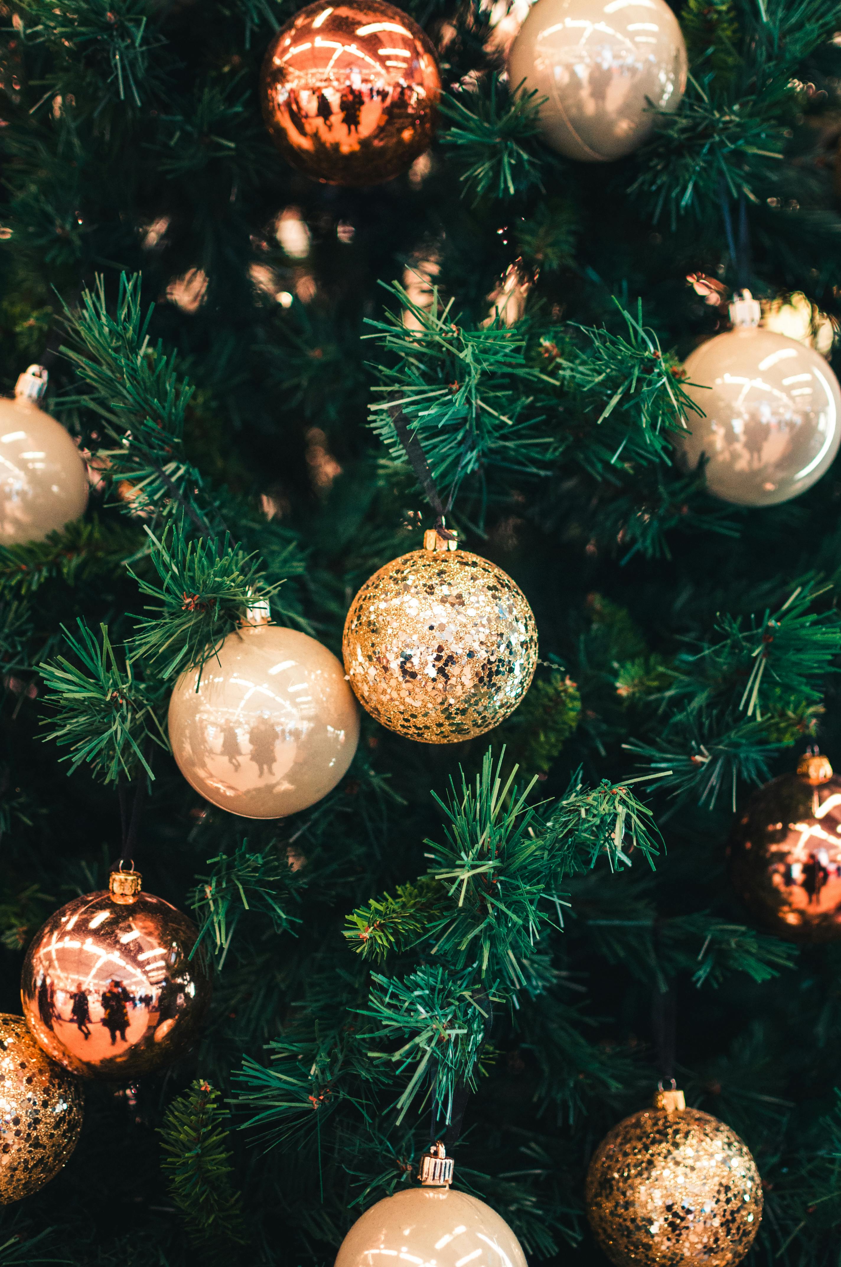Un sapin et des boules de Noël