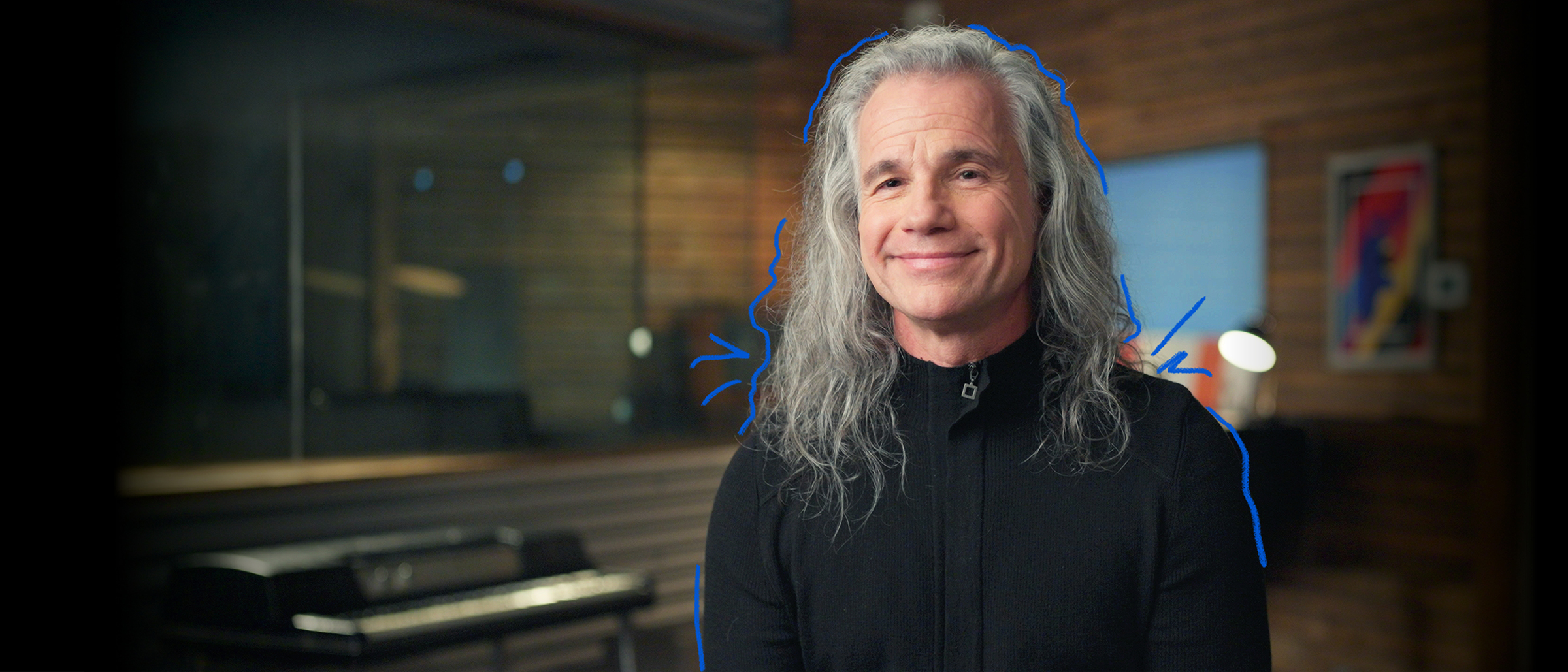 Le chanteur Bruno Pelletier souriant, dans un studio de musique