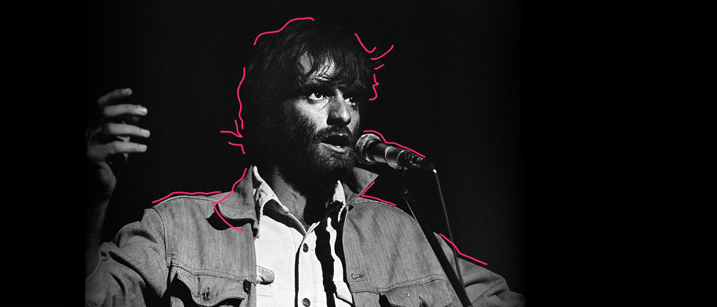 Photo en noir et blanc de Plume Latraverse en concert avec des traits crayonnés autour de lui