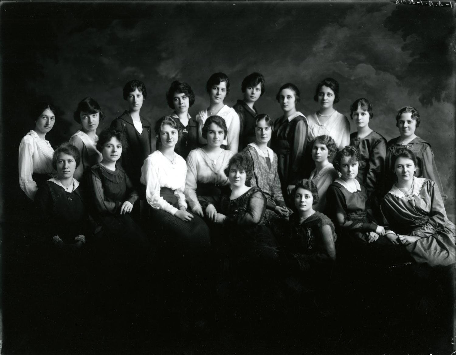 Photo en noir et blanc présentant un groupe de femmes.