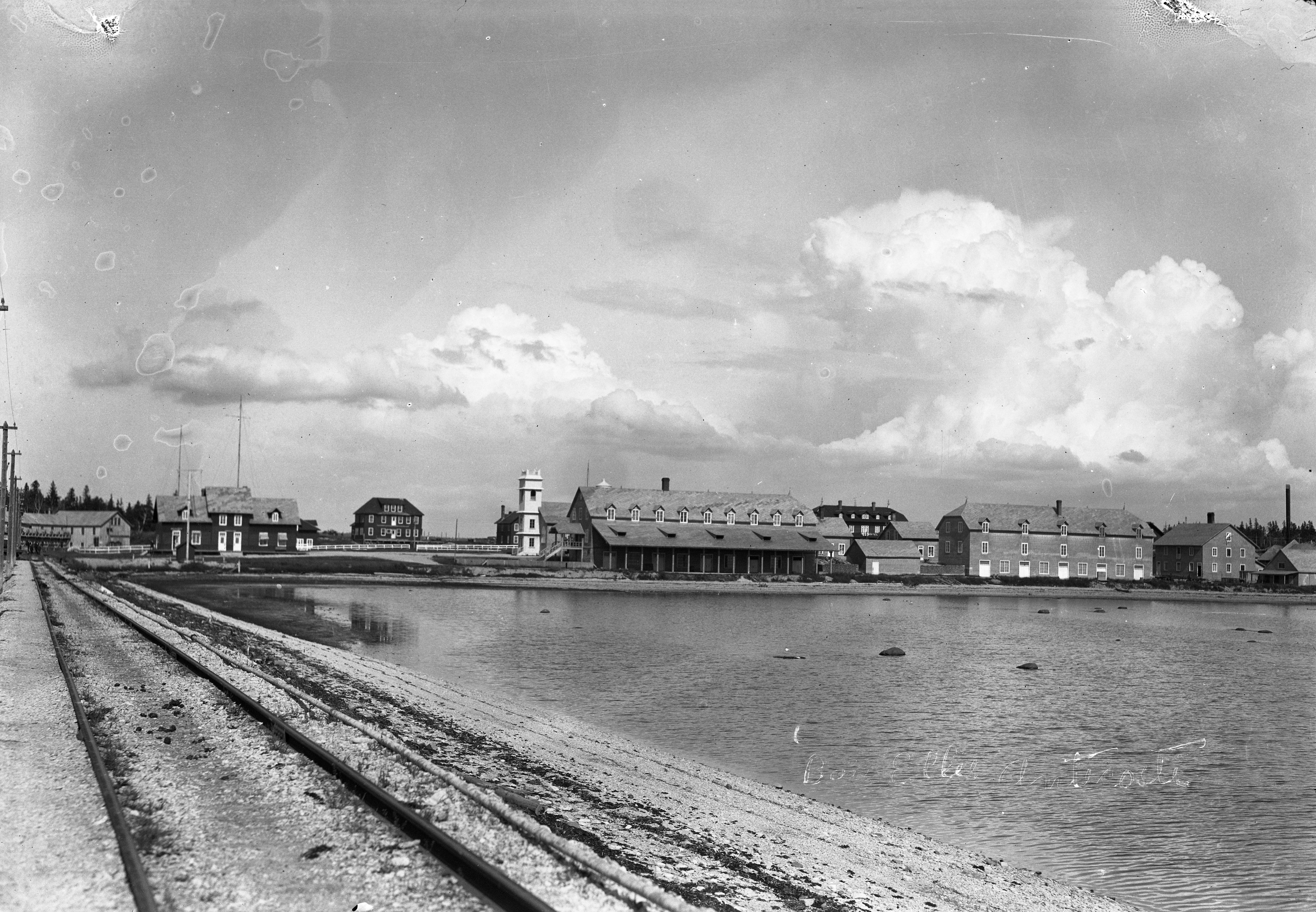 Vue sur le village de Port-Menier