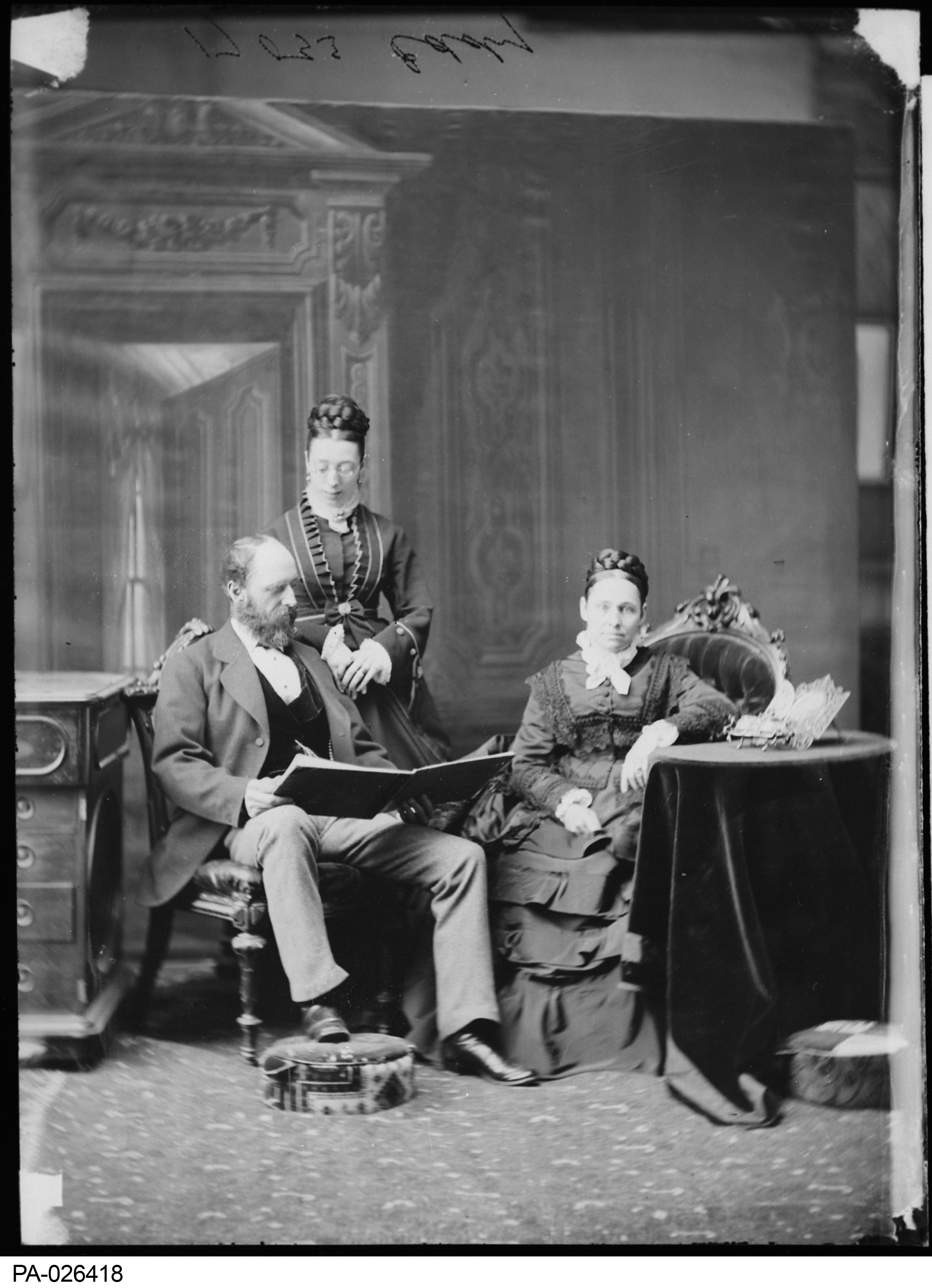 Ella Clarissa Eddy (assise) et ses parents.