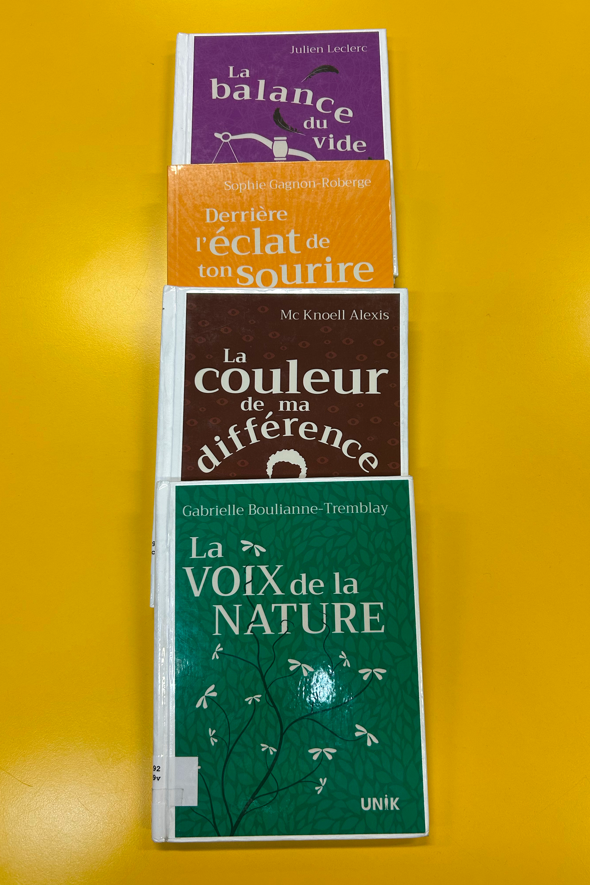 Photo de quatre livres de la collection Unik placé en colonne.