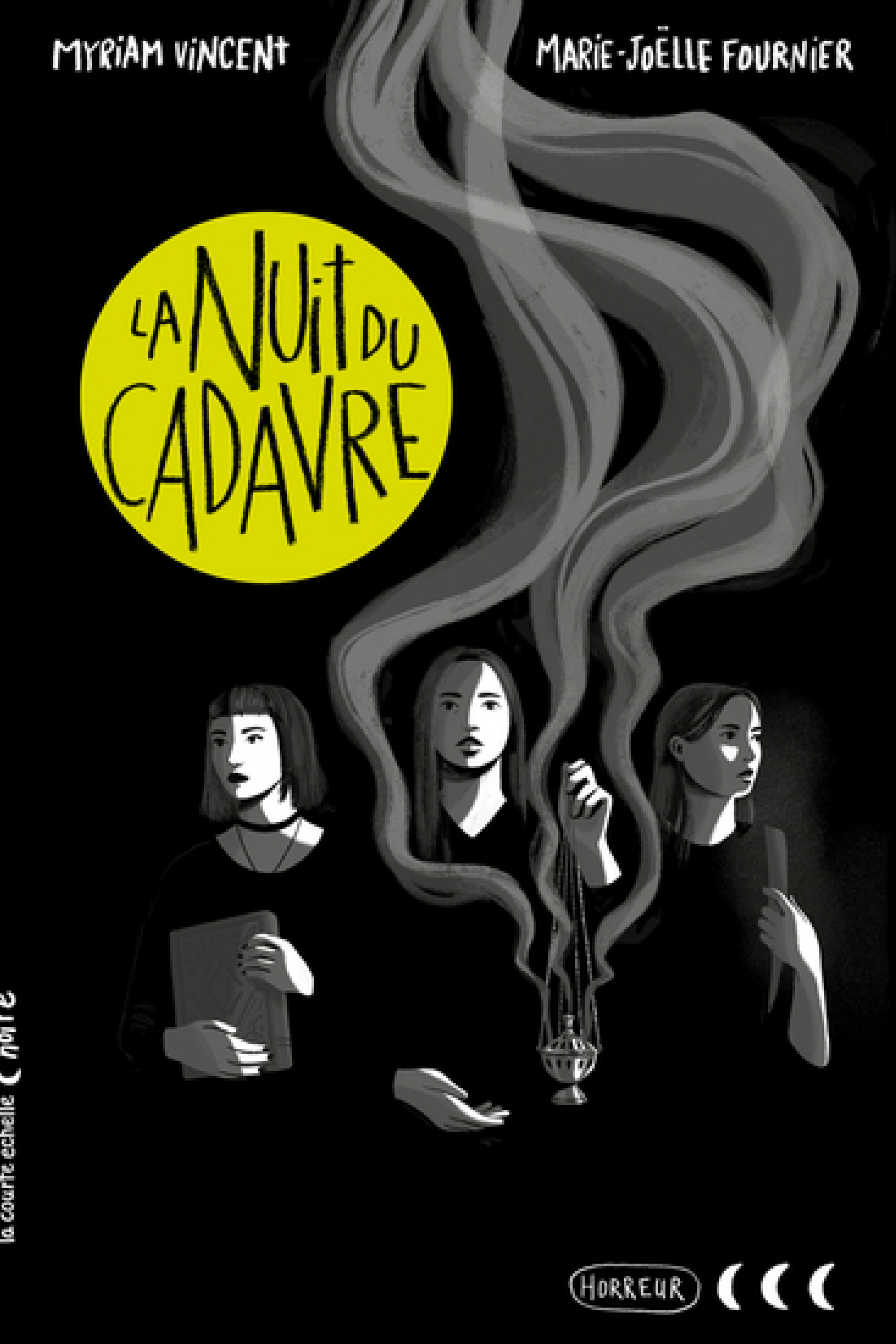 Trois adolescentes l'air un peu tendu. La première porte un livre, la seconde un encensoir, la troisième un sac à dos.