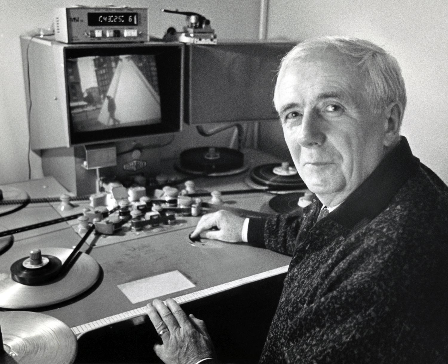 Arthur Lamothe pendant l'écoute d'une bobine de film.