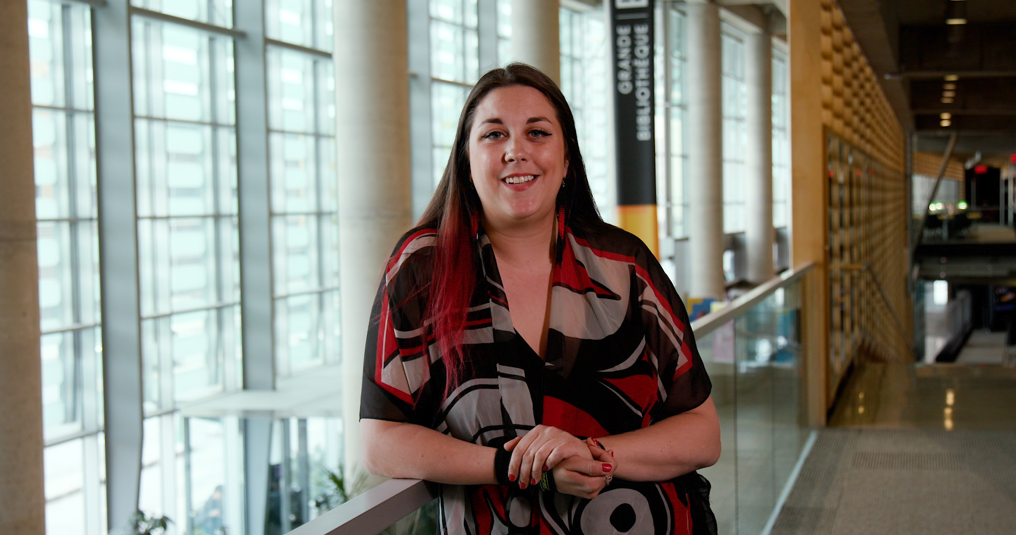 L'artiste Sandrine Masse sourit pour la caméra dans la Grande Bibliothèque.