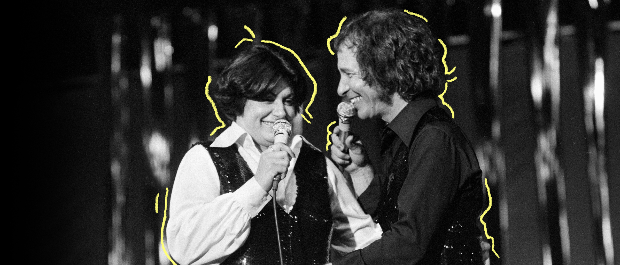Photo d'archives en noir et blanc de Ginette Reno et Jean-Pierre Ferland chantant sur scène