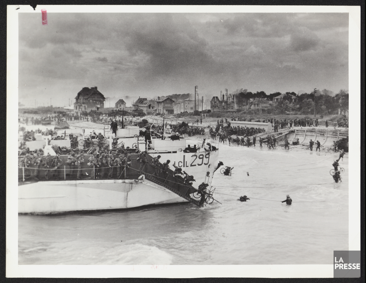 Des soldats descendent d'un bateau aux abords d'une plage.