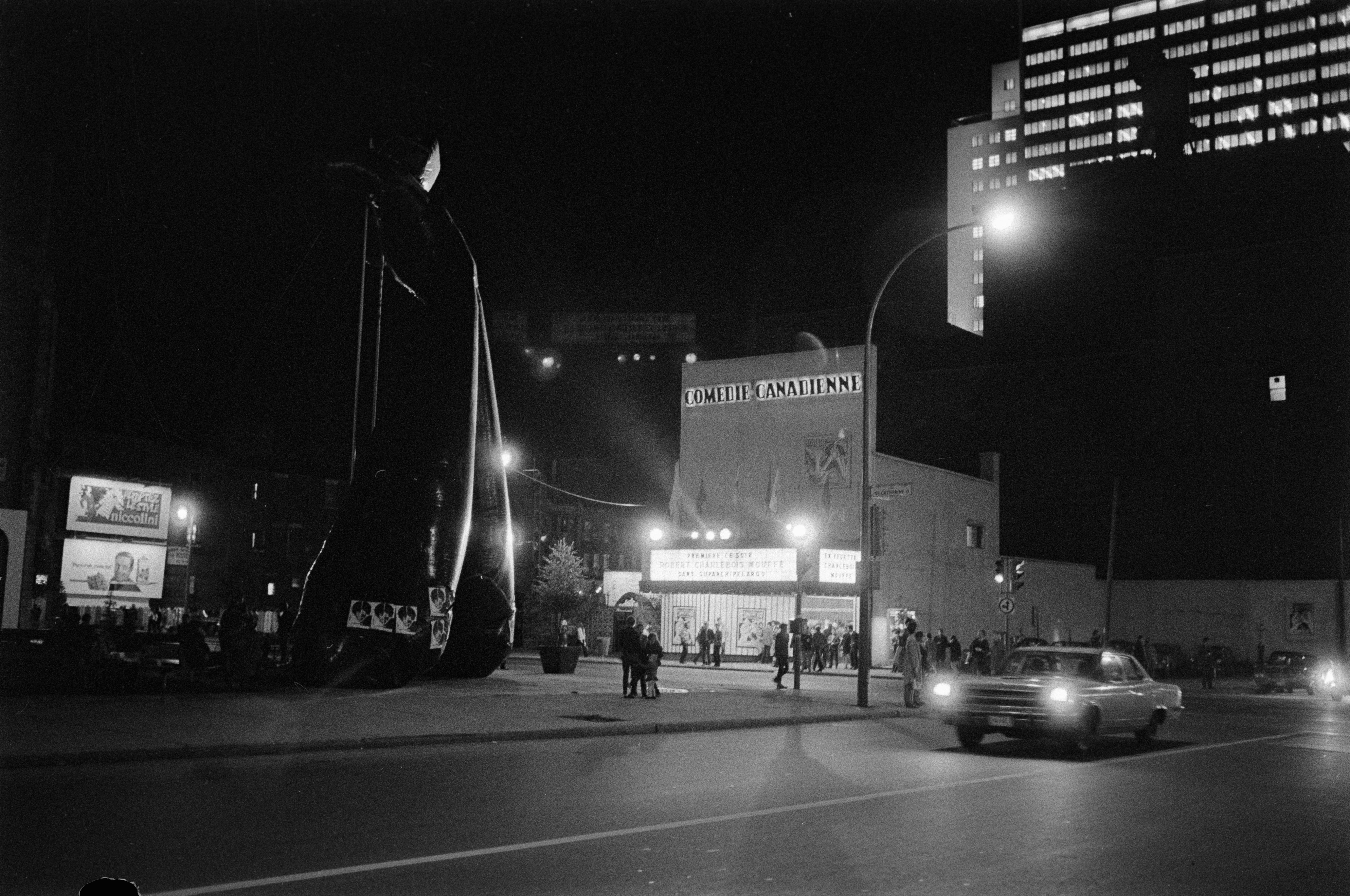 Vue nocturne du théâtre la Comédie-Canadienne