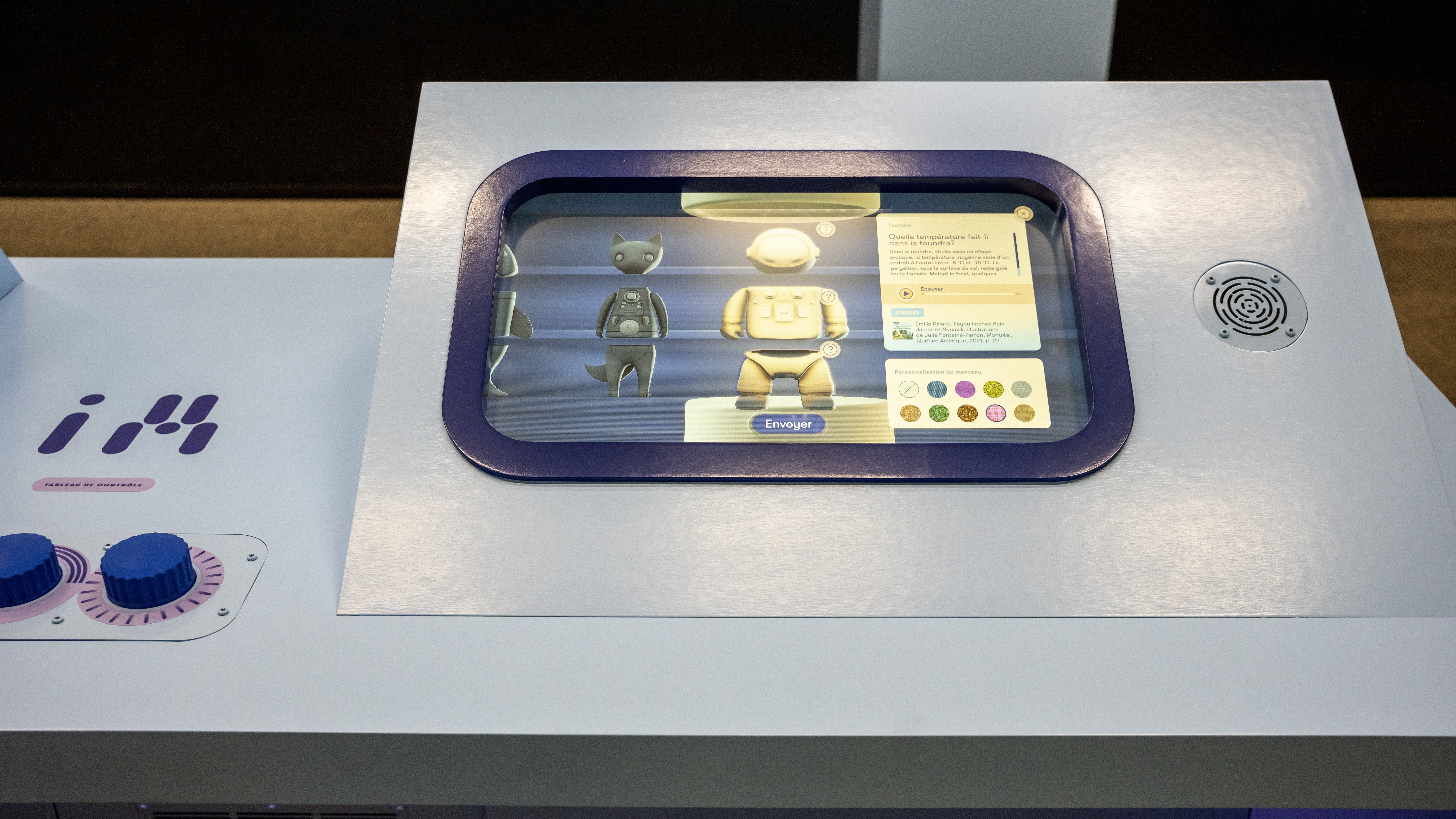 Sur un petit écran, différents éléments à assembler pour créer un personnage.