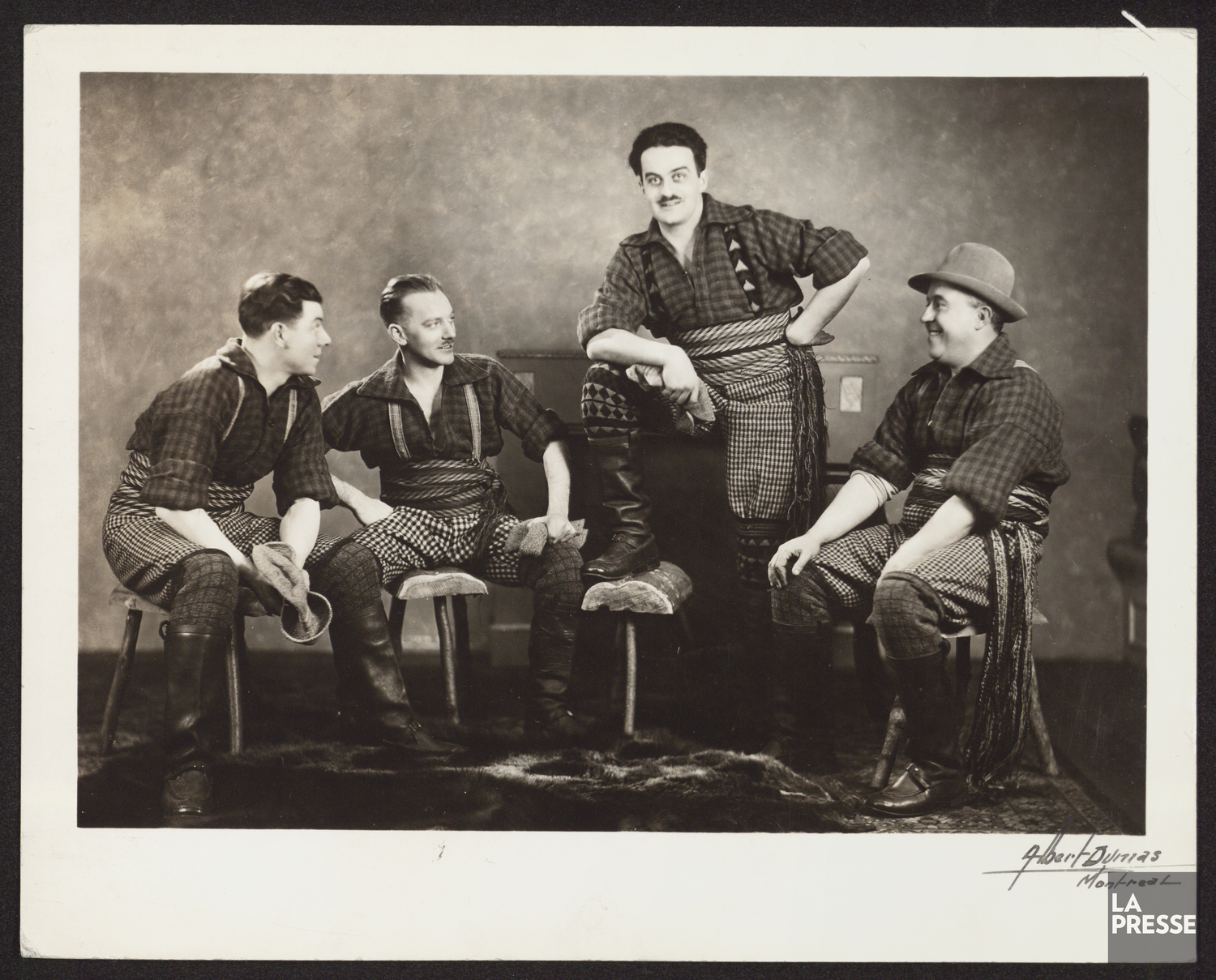 Photo noir et blanc d'une troupe de chanteurs.