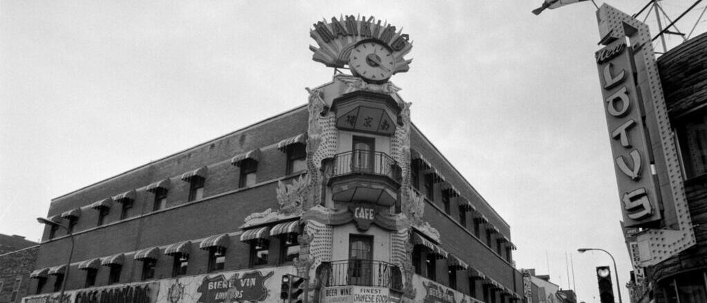 Le Nanking Café ouvre ses portes en 1933 à l’intersection des rues Clark et De la Gauchetière dans le quartier chinois, 1960-1970.