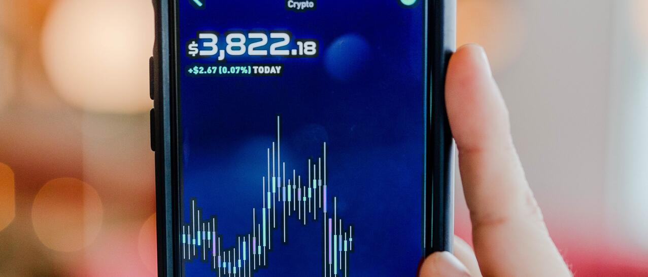 Cotes boursières sur l'écran d'un téléphone mobile.