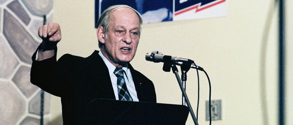 René Lévesque lors d’une assemblée publique, vers 1981.. Archives nationales à Montréal, fonds Antoine Desilets, (06M, P697, S1, SS1, SSS16, D52), Antoine Desilets.