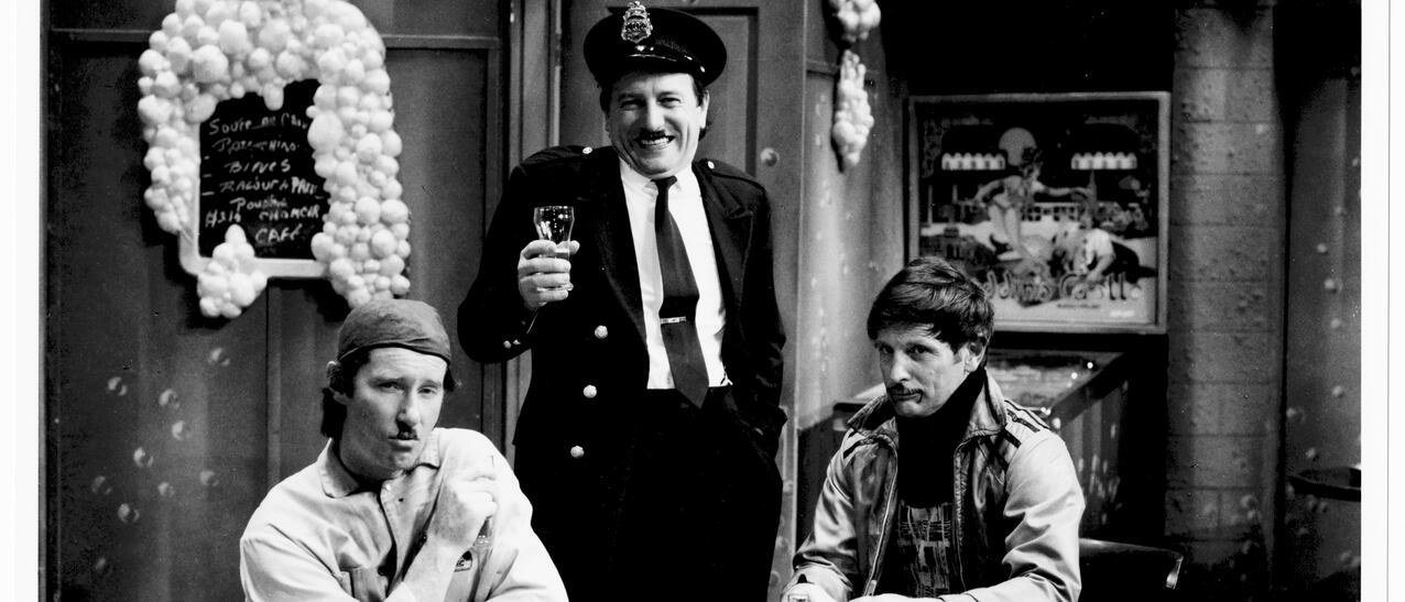 Trois hommes dans un débit de boisson.