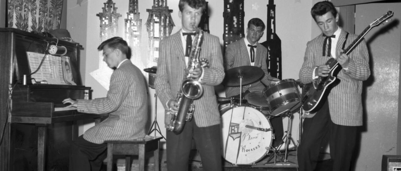 Le groupe musical Les Planet Rockers performe sur la scène du club Mocambo, 1959