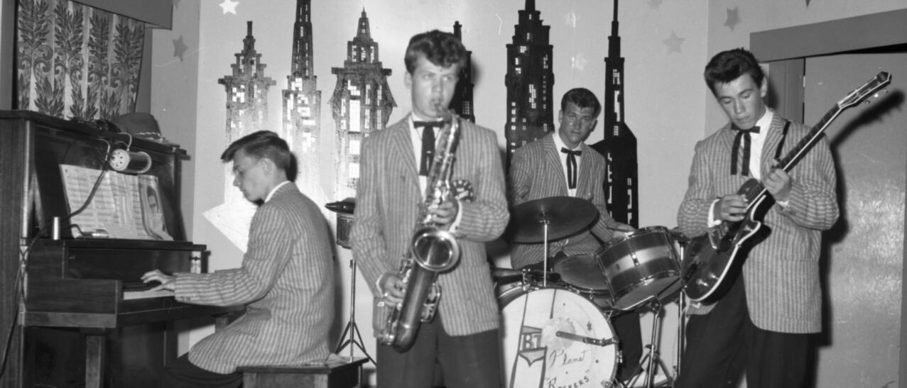 Le groupe musical Les Planet Rockers performe sur la scène du club Mocambo, 1959