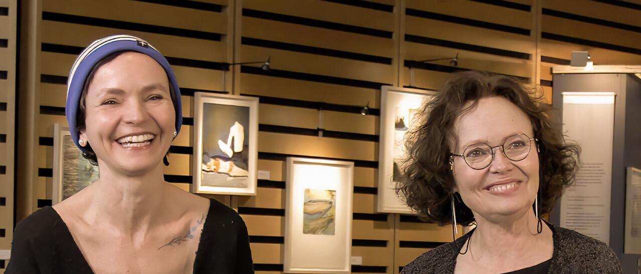 Photo de Manon Barbeau et Anaïs Barbeau-Lavalette à la Grande Bibliothèque.