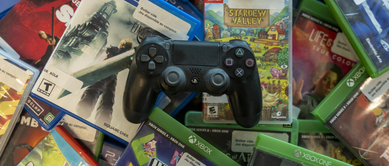 Manette de jeu vidéo sur une grande quantité de jeux vidéos.