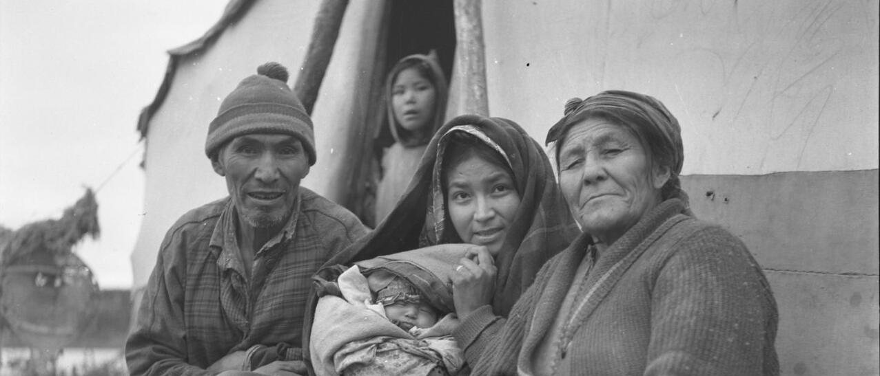 Le grand-père et la grand-mère puis la mère et le bébé Inish, 1941