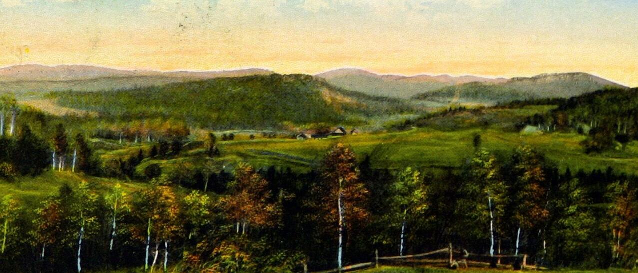 Carte postale illustrant le Mont Tremblant. On aperçoit des arbres et des montagnes à l'horizon