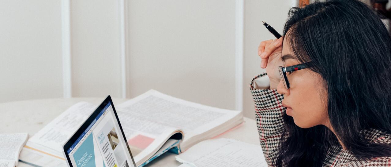 Jeune femme qui travaille de chez elle derrière son ordinateur