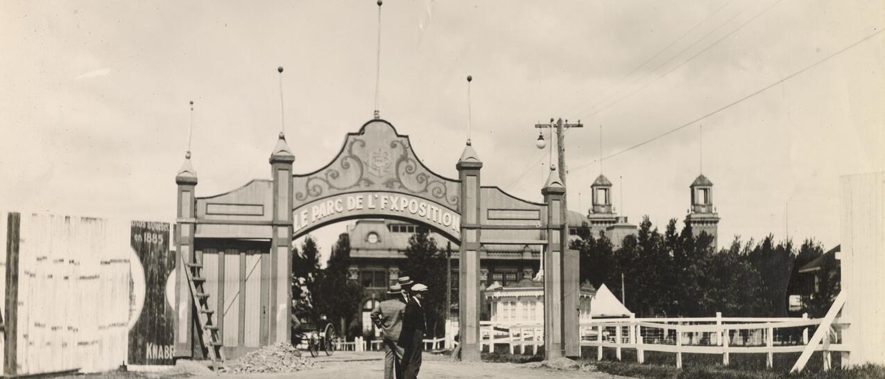 Deux hommes se tiennent devant l'entrée principal du parc de l'exposition de 1926