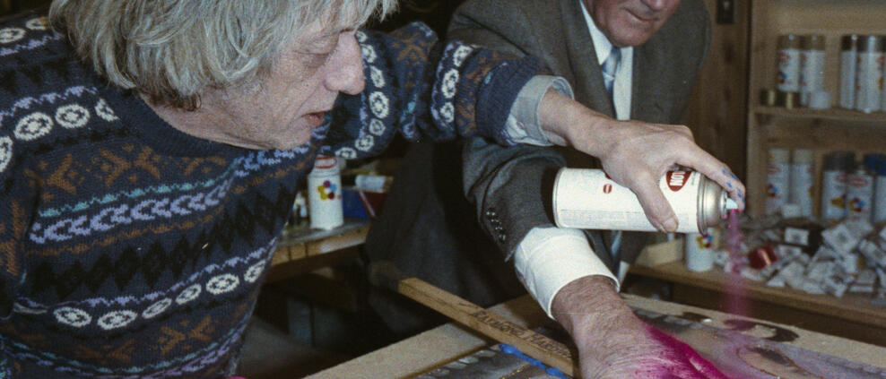 Le peintre Jean Paul Riopelle applique une peinture rouge sur la main de Maurice Richard