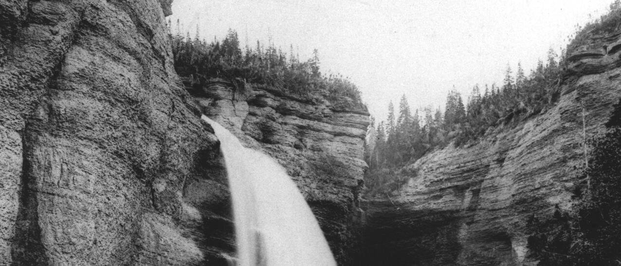 Vue de la chute de la rivière Vauréal sur l'île d'Anticosti  