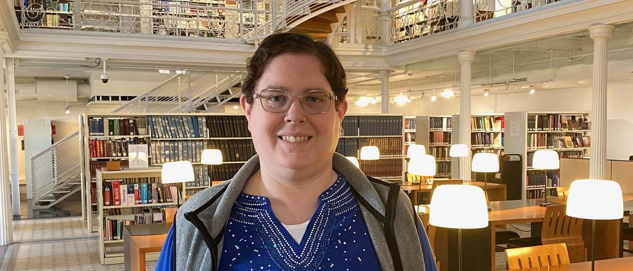 Hélène Chartrand, technicienne en documentation aux Archives nationales à Montréal, dans la salle de consultation des archives à Montréal 