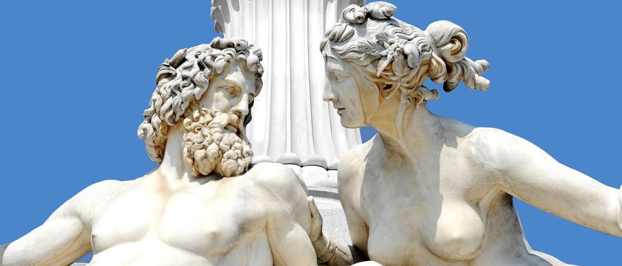 Sculpture de la Grèce antique représentant un homme et une femme.