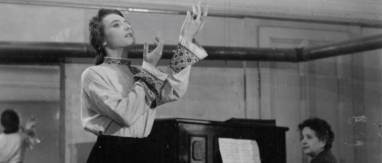 Ludmilla Chiriaeff pratiquant une chorégraphie avec une pianiste