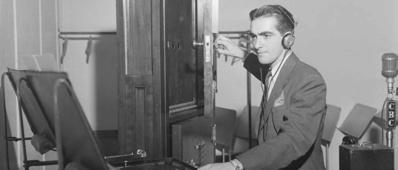 Une personne portant des écouteurs manipule de l’équipement audio et la porte d’une armoire, afin d’émettre un bruit.