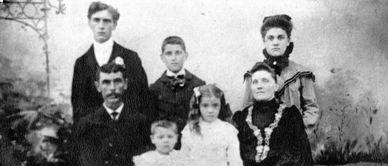 Photo ancienne d'une famille montrant le père, la mère et leurs cinq enfants.