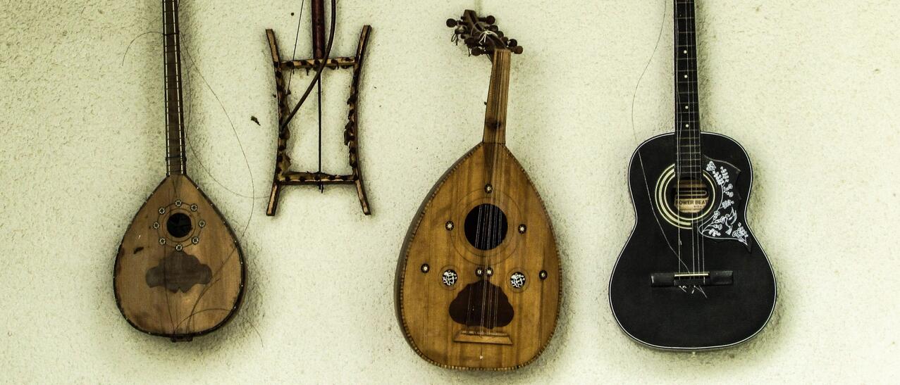 Instruments de musique à corde accrochés sur un mur.