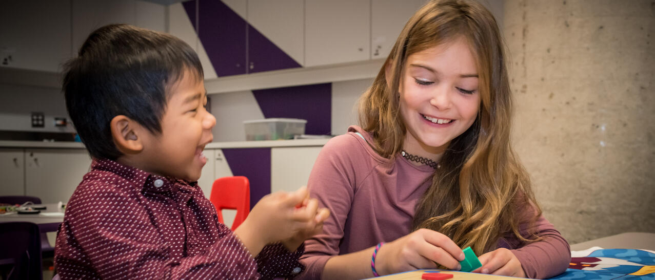 Deux enfants jouent avec du matériel de robotique pour les enfants.