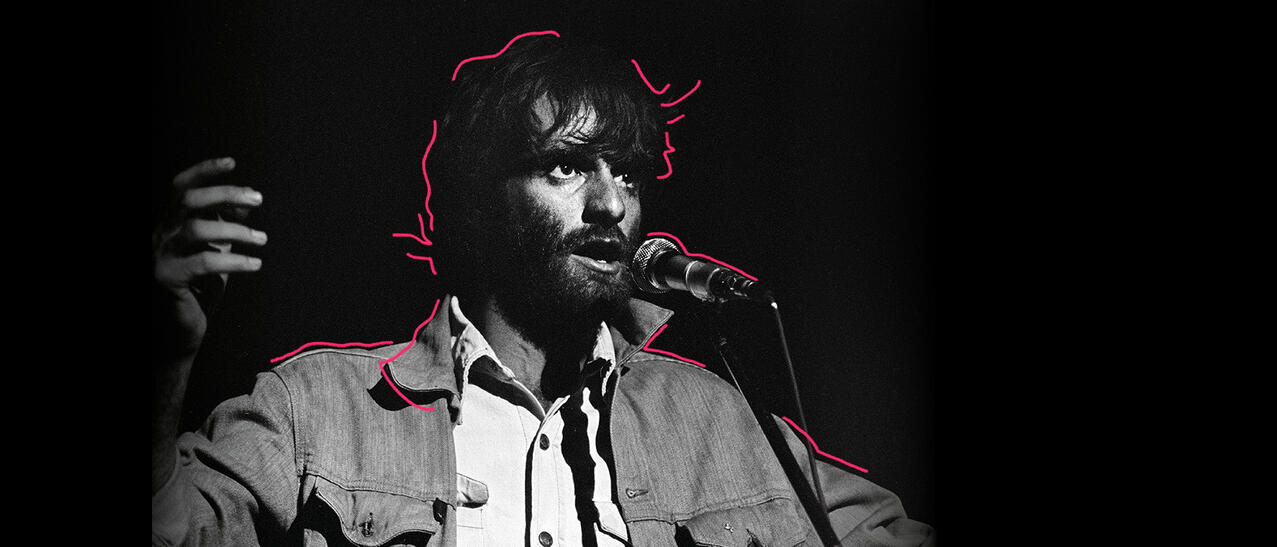 Photo en noir et blanc de Plume Latraverse en concert avec des traits crayonnés autour de lui