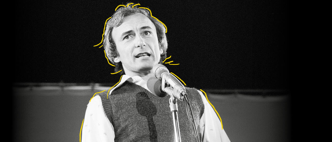 Photo en noir et blanc d'Yvon Deschamps sur scène