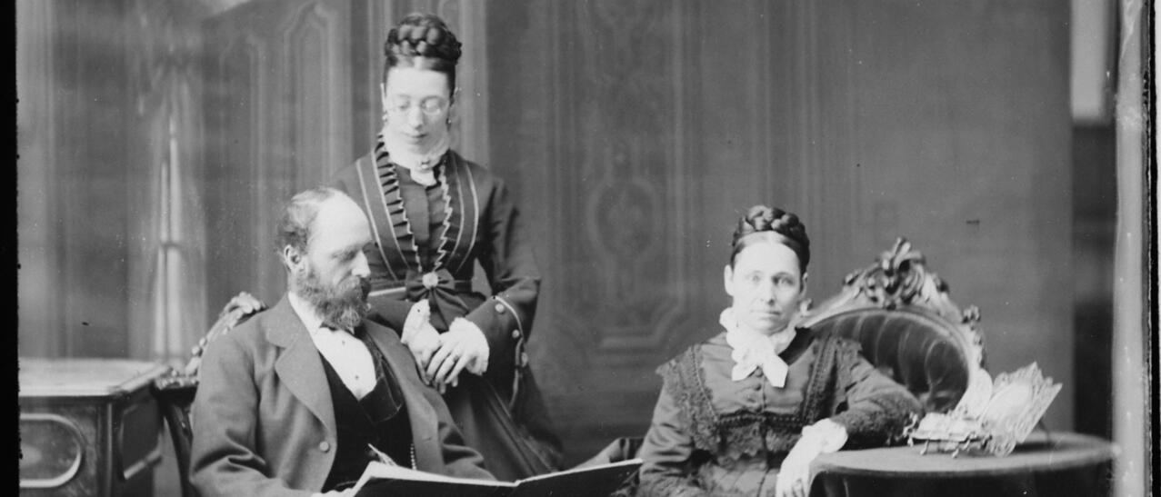 Ella Clarissa Eddy (assise) et ses parents.