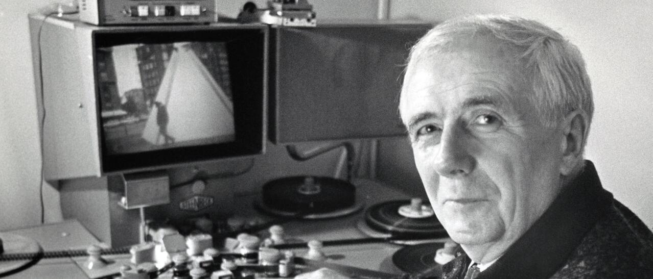 Arthur Lamothe pendant l'écoute d'une bobine de film.