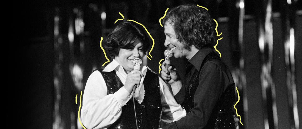 Photo d'archives en noir et blanc de Ginette Reno et Jean-Pierre Ferland chantant sur scène