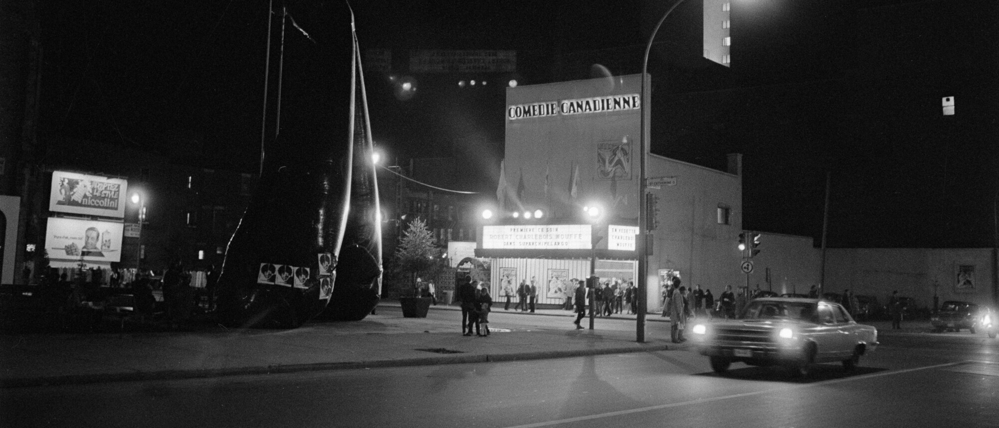 Vue nocturne du théâtre la Comédie-Canadienne