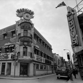 Le Nanking Café ouvre ses portes en 1933 à l’intersection des rues Clark et De la Gauchetière dans le quartier chinois, 1960-1970.