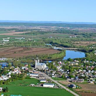 Sainte-Anne-de-la-Pérade, nichée sur les berges de la rivière Sainte-Anne, près du fleuve, dans les basses-terres du Saint-Laurent, 2013. 
