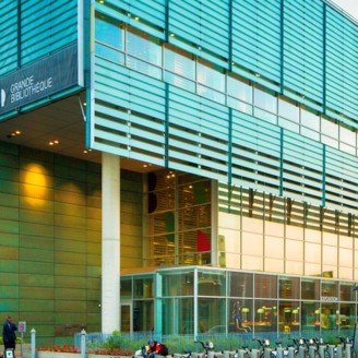 Grand édifice arborant une bannière BAnQ.